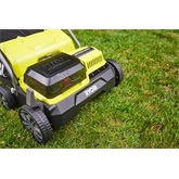 Ryobi 18 V One Plus™ szénkefe nélküli fgyepszellőztető, 40 cm vágási szélességgel,  2 x 4,0 Ah akkumulátor, töltő